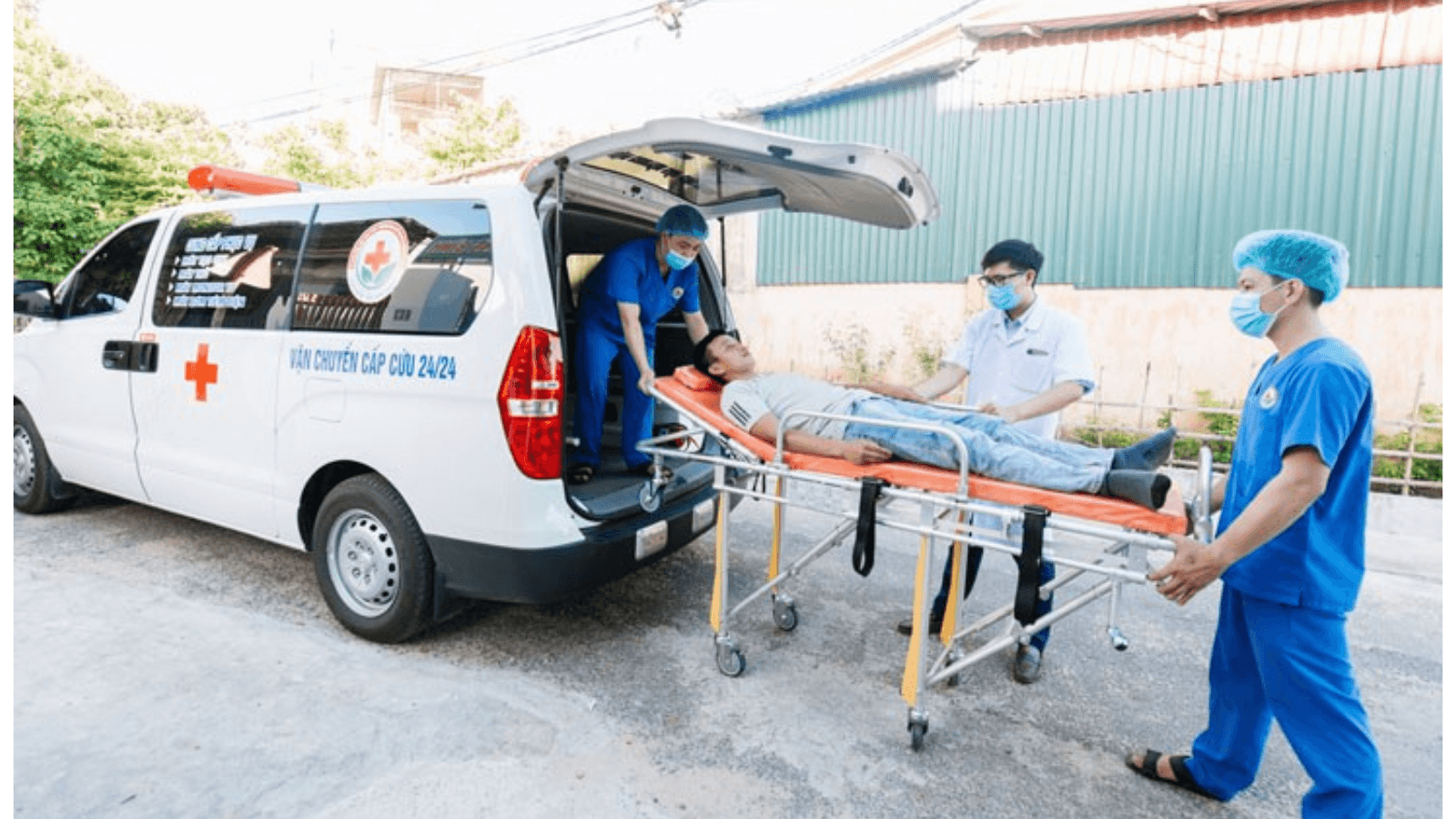 Xe cứu thương quận 2